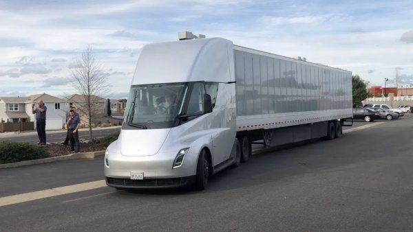 Илон Маск: "Электрический грузовик Tesla Semi готов к серийному производству"