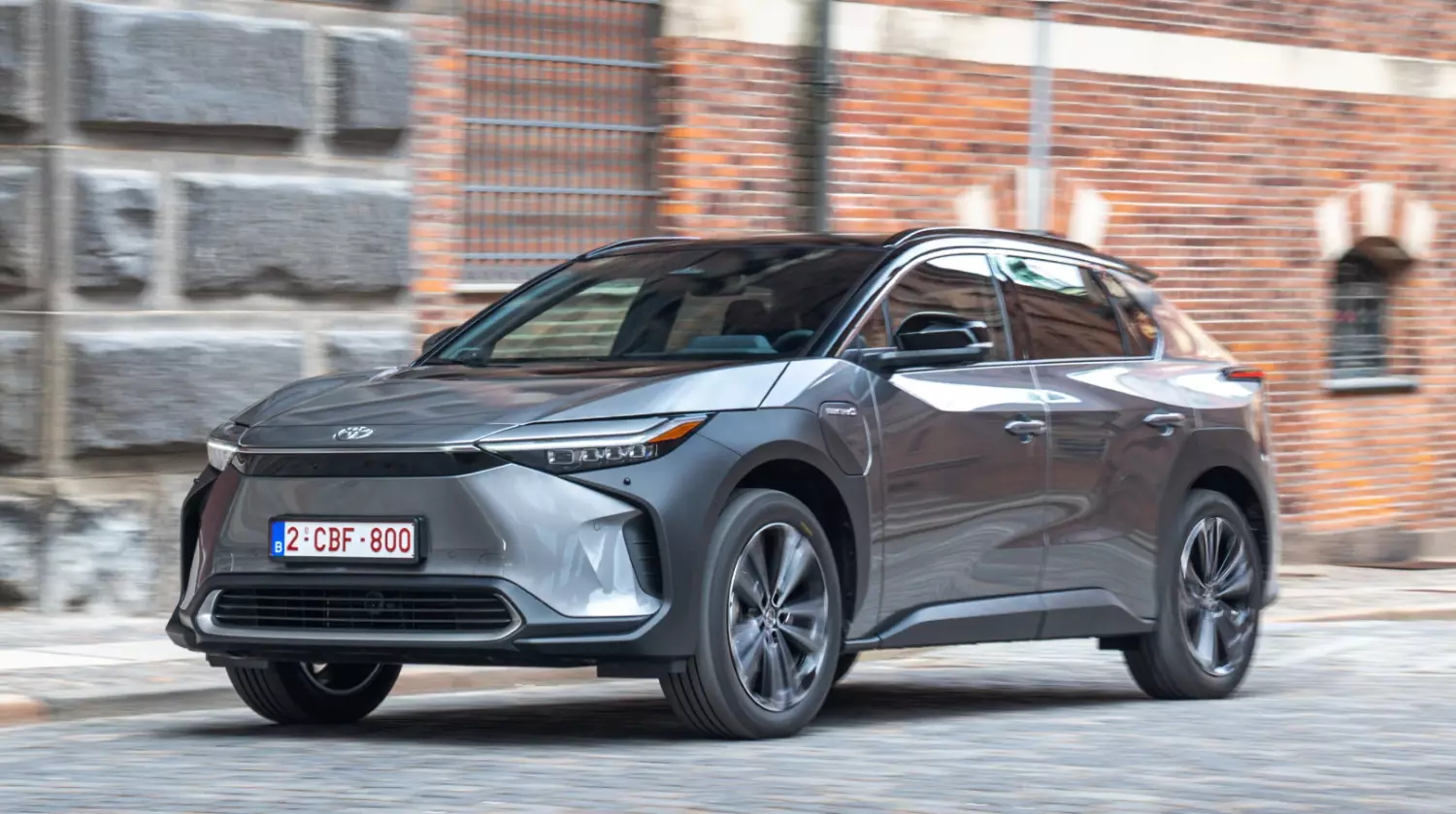 Toyota снижает планы по выпуску электромобилей из-за слабого спроса