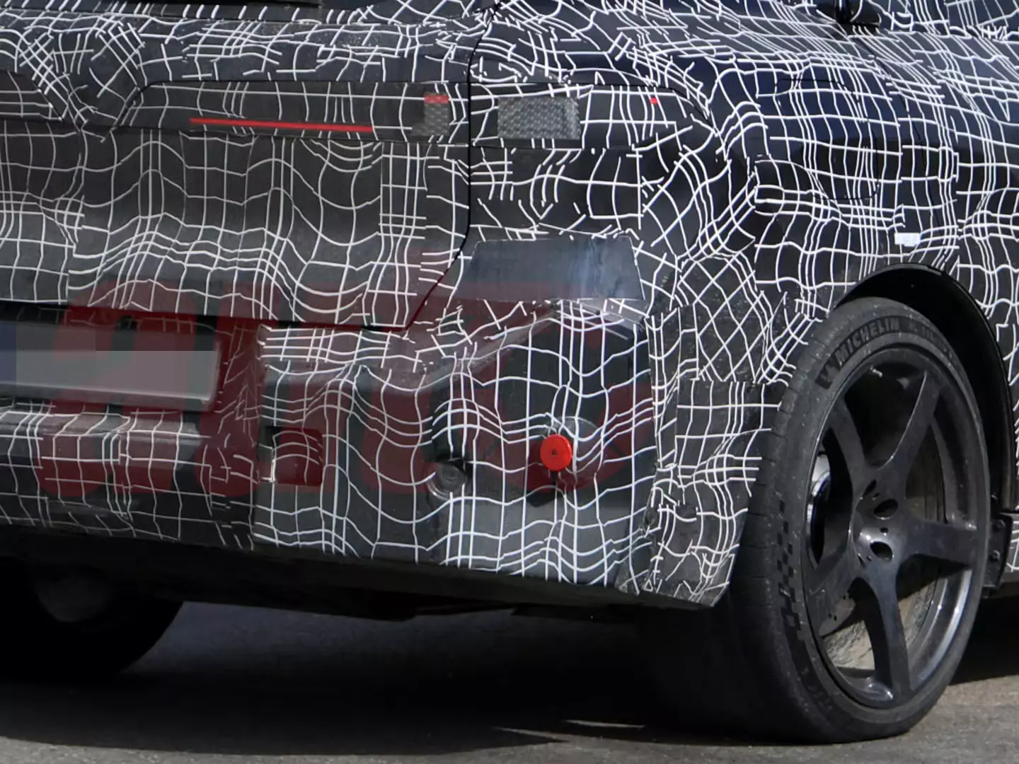 Прототип BMW iX5 M70 замечен с 23-дюймовыми шинами Michelin, которых нет ни у одного суперкара