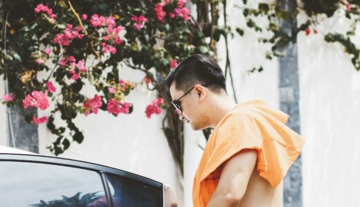 Водитель открывает дверь автомобиля