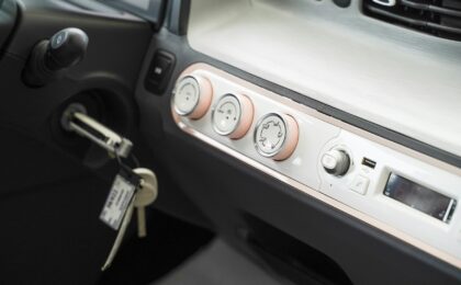 Приборная панель автомобиля с ключом зажигания