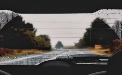 Заднее стекло автомобиля, на котором расположен электрический обогрев