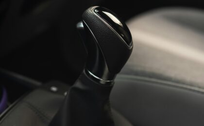 Селектор автоматической коробки передач в салоне автомобиля