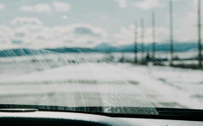 Запотевшее лобовое стекло автомобиля зимой